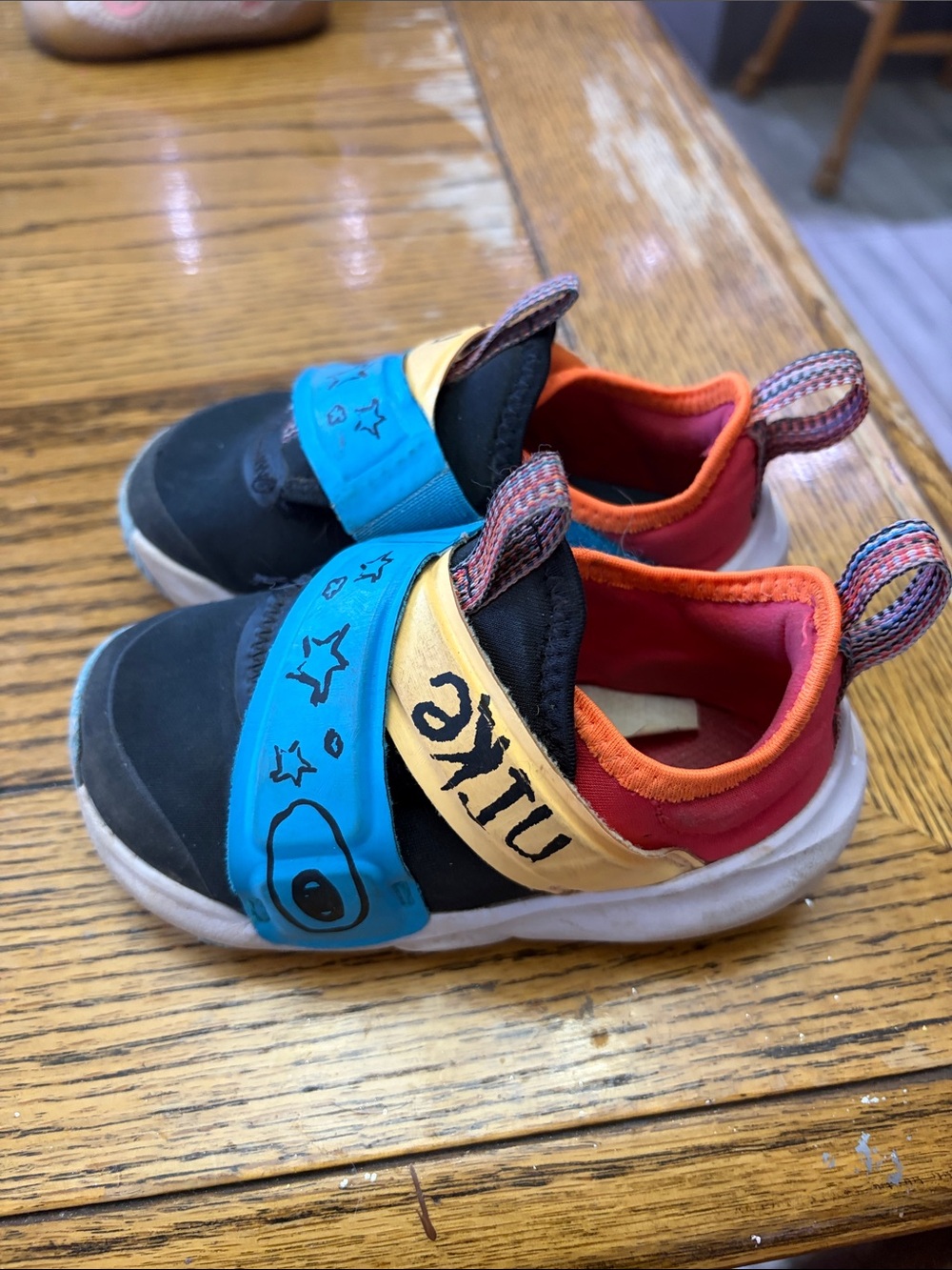 Nike Kids size 6 Slip-On Athletic Sneakers in Black, Blue & Red